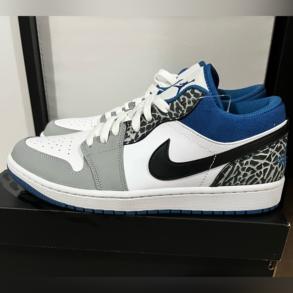 Air Jordan 1 Low SE "True Blue/Elephant
Print"